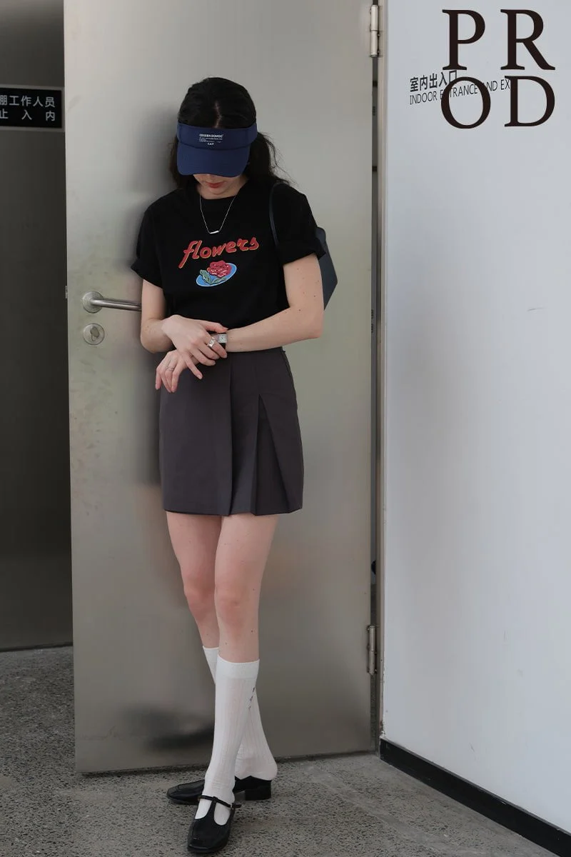Rose Flower Graphic Basic Short Sleeve T-Shirt / Black - Image 3