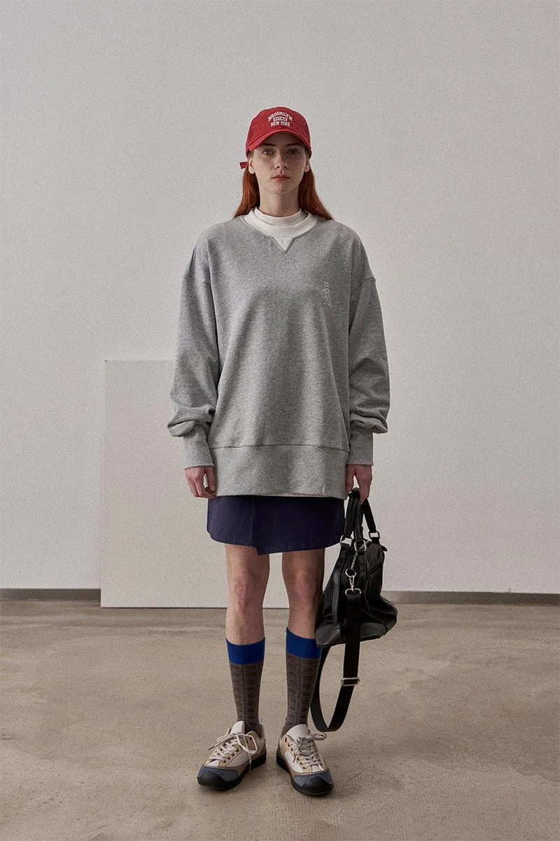 Loose Fit Ribbed Crewneck Sweatshirt with White Neckline / Melange Gray - Image 4